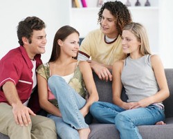 Tips Membuat Kekasih Baru Nyaman dengan Teman-teman Anda
