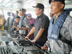 Pernah Terjebak, Menteri Helmy Kini Tembus Daerah dengan Kapal Perang