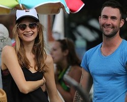 Adam Levine Kepergok Cium Mesra Model Victorias Secret 