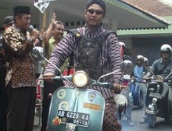 Warga Yogya Naik Vespa ke Italia