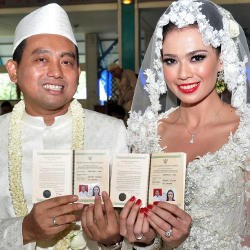 Catherine Wilson & Arofat Resmi Menikah