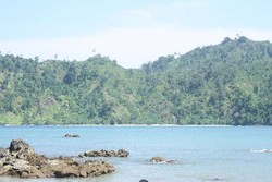 Tergiur Indahnya Pantai Sipelot, Malang