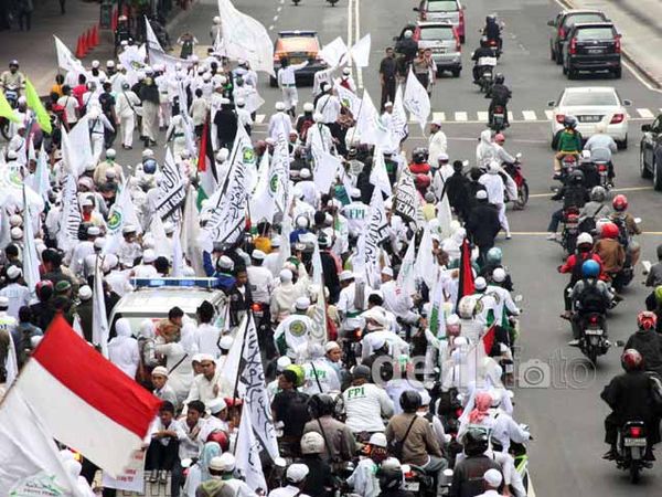 Konvoi Anti Maksiat, Sebagian Tanpa Helm