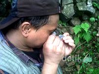 Geolog Teliti Bebatuan di Gunung Padang