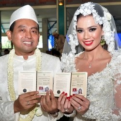 Ibunda Bahagia Catherine Wilson Akhirnya Menikah