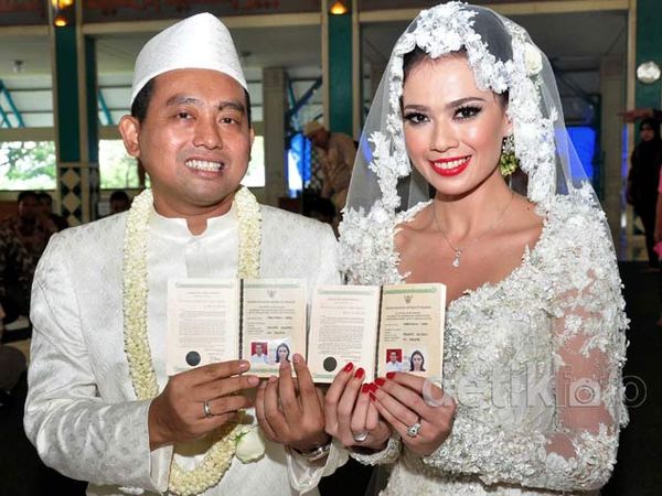 Catherine Wilson & Arofat Resmi Menikah