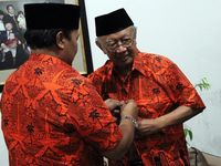 Gus Sholah Pakai Batik Hidayat