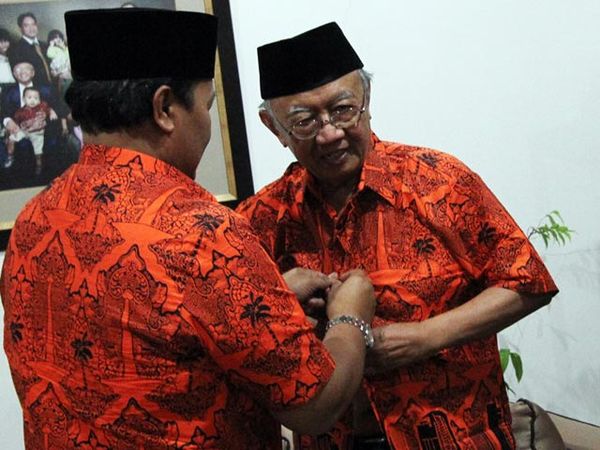 Gus Sholah Pakai Batik Hidayat