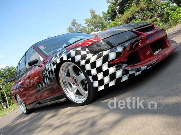 Mobil Pak Polisi yang Senang Balapan