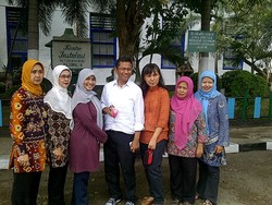 Makan Iwak Peyek Nasi Jagung, Dahlan Iskan Dikerubuti Fans Wanita