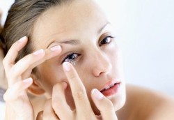 10 Kebiasaan Jelek yang Bisa Bikin Infeksi si Pemakai Kontak Lensa