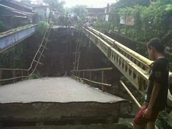 Puluhan Warga Tonton Jembatan Ambruk di Medan