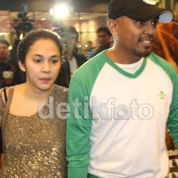 Gandeng Mesra Cewek, Glenn Fredly Punya Kekasih?