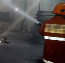 Pabrik Plastik di Balongbendo Terbakar