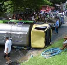 Truk Tangki Terguling Timpa Biker, 1 Orang Luka Berat