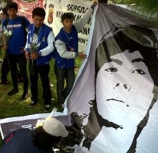 Gelar Aksi Simpatik, Bobotoh Bagikan Bunga Pada Mobil Pelat B