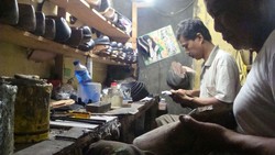 Jelang Tahun Ajaran Baru, Industri Rumahan Sepatu Kebanjiran Pesanan