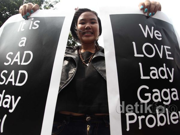 Little Monster Bernyanyi & Menari di Depan Istana