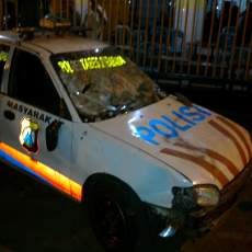 Ditembak Gas Air Mata, Suporter Rusak Mobil Polisi