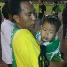 Ricuh, Suporter vs Polisi Saling Lempar Botol, Gas Air Mata Ditembakkan