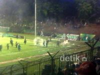 Pertandingan Persebaya 1927 vs Persija Ricuh
