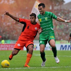 Persebaya-Persija IPL Imbang, Suporter Bentrok dengan Polisi