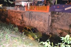 Byur! Mobil Daewoo Nyemplung ke Sungai Gara-gara Sopir Lupa Setel Rem