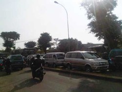 Traffic Light Simpangan Depok Mati, Lalu Lintas Macet 1 Km