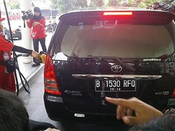 Payah! Masih Ada Mobil Dinas Minum Premium