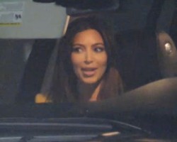 Kim Kardashian Dikerjai Ashton Kutcher di Pom Bensin