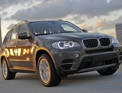 BMW Tiru Volvo Bikin Airbag di Luar Mobil