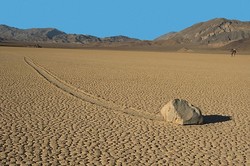 Misteri Batu yang Berjalan Sendiri di Death Valley
