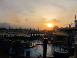 Saat Hari Berakhir di Atas Kapal Pesiar