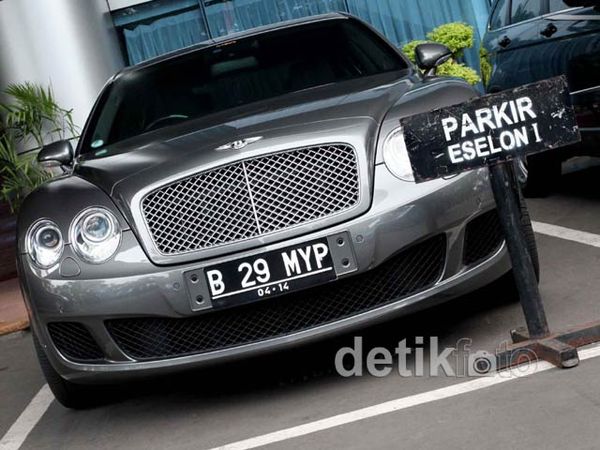 Bentley Mewah di Parkiran Eselon I Kemenkominfo