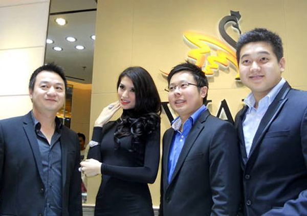 Donita Meriahkan Pembukaan SWAN Jewellery