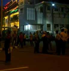 Tak Ditemui Walikota, Awak Bus AKDP Bermalam di Depan Balaikota