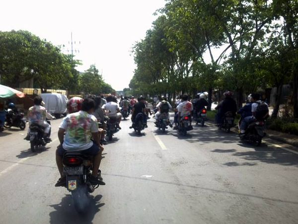 Puluhan Pelajar SMP Konvoi Motor Tanpa Helm