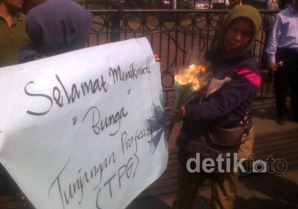 Puluhan Guru Demo di Gedung Sate