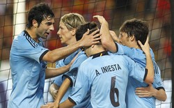 Bertanding di Ramon Sanchez Rizjuan, Sevilla, Senin (4/6/2012) dinihari WIB, David Silva tampil sebagai pahlawan Spanyol dengan gol tunggalnya di menit-menit akhir pertandingan. REUTERS/Javier Diaz.