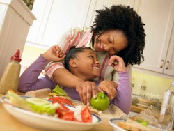 Kebiasaan Makan Sehat Anak Mencontoh Dari Ibu