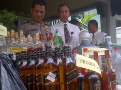 Polisi Sita 181 Botol Miras di Tebet Jaksel