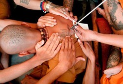 Angelina Jolie Bikin Tato di Kuil Thailand Ini