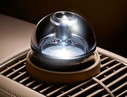 Menghilangkan Noda Bekas Parfum Cair pada Dashboard