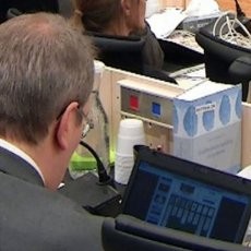 Hakim Teroris Breivik Asyik Main Solitaire Saat Sidang