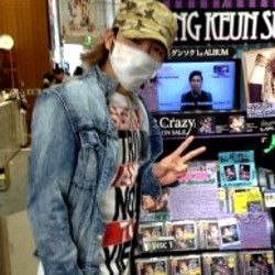 Jang Geun Suk Menyamar ke Toko Kaset & Beli 50 CD Albumnya