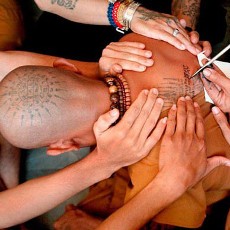 Angelina Jolie Bikin Tato di Kuil Thailand Ini