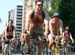 Gowes Sepeda Sambil Bugil di World Naked Bike Ride Festival