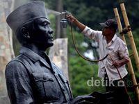Merawat Patung Sang Proklamator