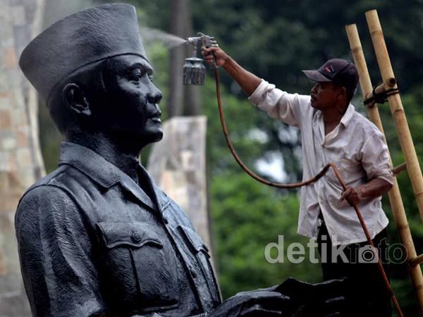 Merawat Patung Sang Proklamator