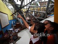 Atap Ruang Kelas SDN 20 Cipinang Ambruk